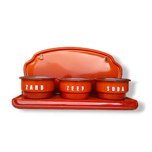 Suporte de parede vintage esmaltado para sabonete e soda, conjunto de recipientes de esmalte no suporte, texto em holandês, decoração de cozinha, década de 1960.