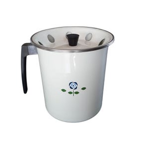 Op de afbeelding: Witte emaille koffiepot met een zwarte handgreep en deksel. Het deksel heeft verschillende gaten en een zwarte knop. Een blauw rozenontwerp met groene bladeren siert de voorkant van de pot. De pot heeft een zilveren rand.