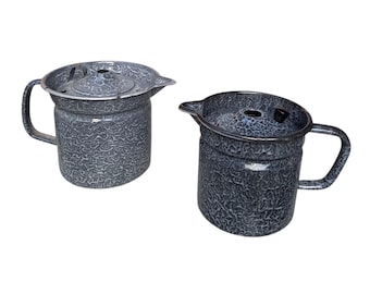 Jarras de leche esmaltadas vintage, gris nublado, estilo rústico, decoración de cocina, mediados de siglo