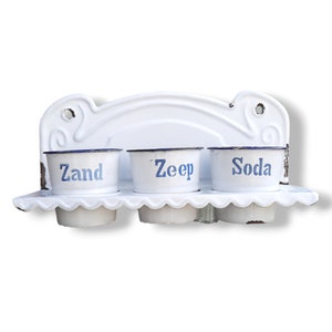 Rack de cozinha esmaltado vintage Sand Soap Soda, vasilha esmaltada em suporte, texto holandês, decoração de cozinha, década de 1960