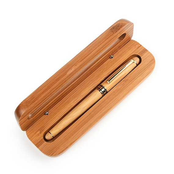 Kugelschreiber Personalisierter Bambus Stift Mit Etui, Geschenke mit  Gravur, Geschenke fr Sie und Ihn, Studenten, Lehrer, Individueller Stift,  Stift mit Gravur - Etsy sterreich