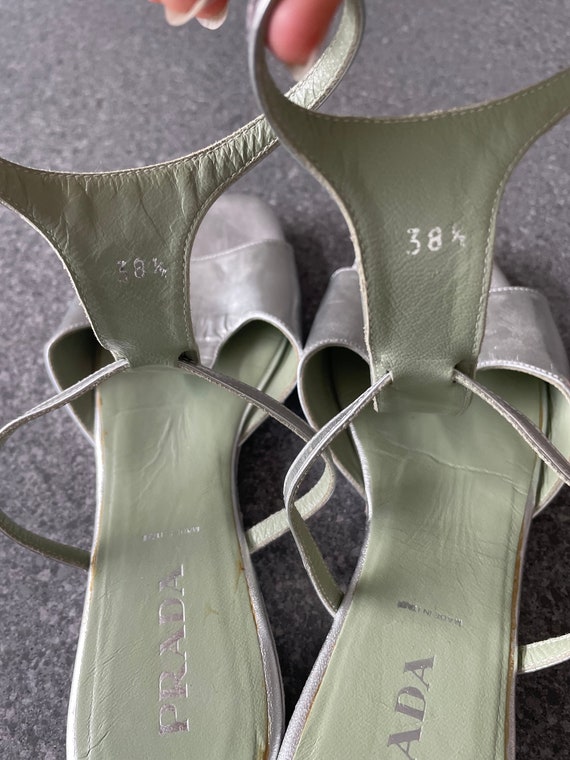 ゴージャスなシルバーのプラダストラップサンダル - Etsy 日本 PRADA