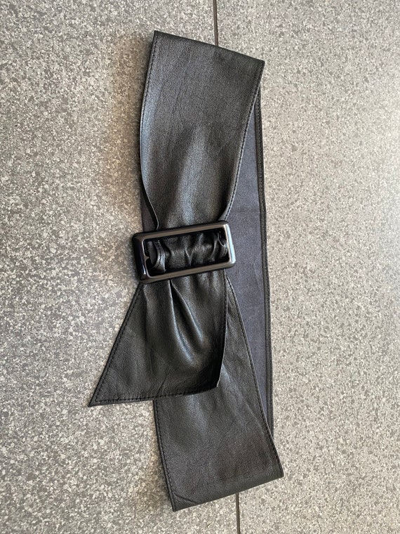 Black leather 1980’s belt with plastic belt buckle