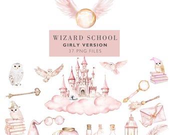 Puede incluir: Un conjunto de 37 ilustraciones de acuarela rosa y blanca con temática de escuela de magia. Las ilustraciones incluyen un castillo, búhos, una llave, un sombrero, un caldero, pociones, una linterna, una lupa, una varita mágica, un libro y un sobre. El texto "Wizard School Girly Version 37 PNG Files" está incluido en la imagen.