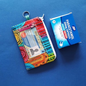 Cartera con cordón para maestra, bonito tarjetero, regalo arcoíris para ella, porta medicamentos, monedero para pase de autobús