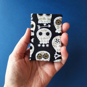 Cartera de calavera para mujer, tarjetero pequeño de tela, cartera gótica para niña, regalo hecho a mano para hermana, tarjetero de tela para pase de autobús, minicartera plegable