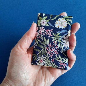 Cartera pequeña para mujer, tarjetero hecho a mano, billetera minimalista, porta pases de autobús de tela, regalo floral único para mamá