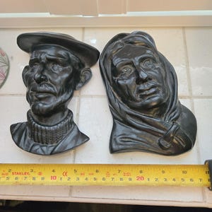 &quot;Alte Irische &quot;&quot;Frau und Mann von Aran&quot;&quot; Torf geschnitzte Köpfe Wandhänger.&quot;