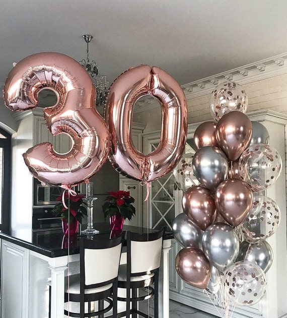 Ballon élégant anniversaire 20 ans en latex de 30cm rose gold.
