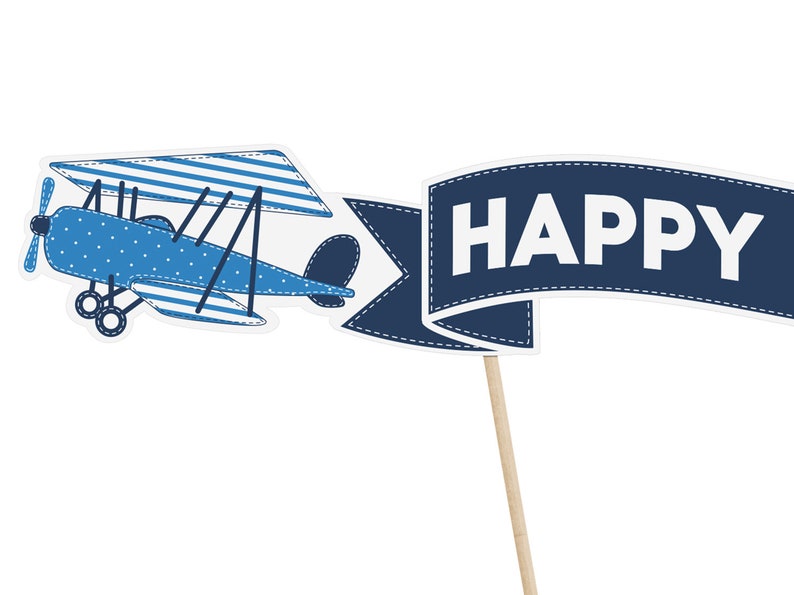 Puede incluir: Avi&oacute;n azul y blanco con una pancarta que dice "HAPPY" en un palo de madera.