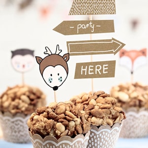 Cake Topper Woodland Signpost, 20.5cm, Décorations Joyeux anniversaire, Kids Party Decor Boys 1st Animals Deer Rustic Kraft Paper