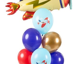 Könnte beinhalten: Ein Set aus Ballons mit einem gelben und roten Raketenballon mit einem Blitz-Design und fünf weiteren Ballons in Blau, Rot und Gold. Die blauen Ballons haben ein kleines Flugzeug-Design.