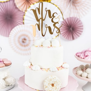 Mr Mrs ケーキトッパー、ゴールドウェディング、ケーキデコレーション、ウェディングデコレーション、ボヘミアンウェディング、ボタニクス、ブライダル、ウェディングケーキ、素朴なウェディングデコレーション