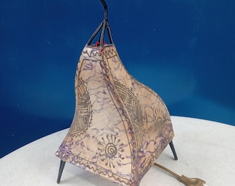 Lámpara marroquí de henna, 28 x 18 cm, de piel de cabra, color beige, hecha y pintada a mano con henna, estilo boho vintage.