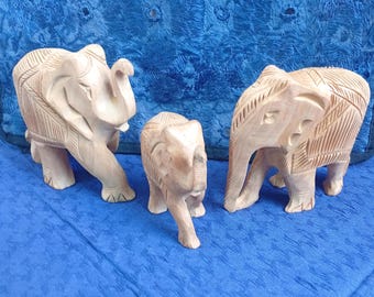 Elefante tallado a mano en madera maciza de color claro, pieza de colección del norte de la India, juego de 2 piezas.