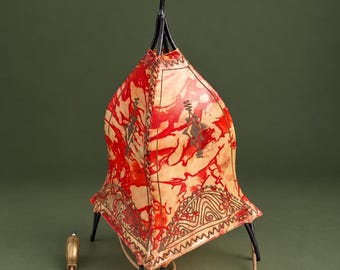 Lámpara marroquí de henna, 30 cm de alto, hecha de piel de cabra, lámpara de mesa roja y beige, lámpara de cuero hecha y pintada a mano, luz bohemia, estilo vintage.