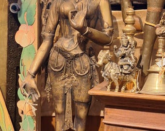 Estatua antigua de Tara, 130 cm de altura, 25 kg de peso, de pie con tiara, artesanía tradicional en latón, diosa budista tibetana/nepalí, vintage