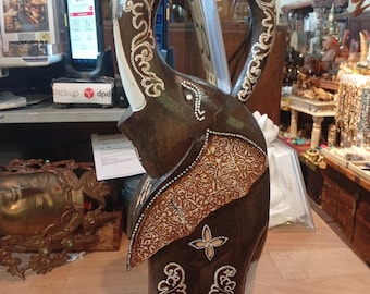 Elefante colorido, de 32 cm de altura, con expresión alegre, elaborado y pintado a mano de forma tradicional en Bali, pieza vintage única.