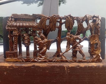 Relieve mural de 24 cm de altura con la figura de la "Familia", tallado en madera tridimensional con filigrana, procedente de China y con detalles dorados. Pieza de colección vintage.