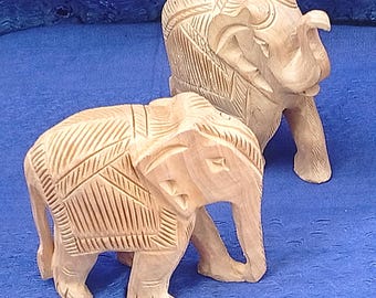 Elefante tallado a mano en madera maciza de color claro, pieza de colección del norte de la India, juego de 2 piezas.