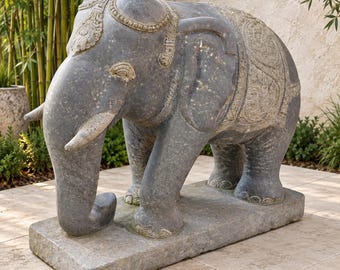 Elefante de granito, 81 x 70 cm, peso aproximado 350 kg, pieza única, figura de piedra india hecha a mano, ricamente decorada con ornamentos, de pie sobre un pedestal.