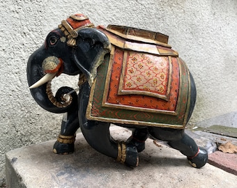 Wunderschöner handbemalter Elefant mit Howdah, handgeschnitzt aus Süd-Indien (Sammlerstück)