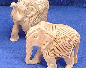 Conjunto de 2 pequeños elefantes, 10 x 10 cm, hechos de madera clara, norte de la India, tallados a mano, artículo de colección y objeto decorativo, vintage, regalo como amuleto de la suerte