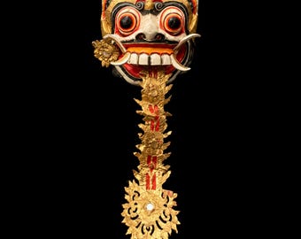 Máscara de madera hecha a mano de la Reina (Bruja) de los Demonios Rangda, de Bali.