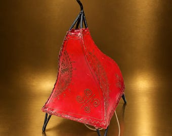 Lámpara de mesa marroquí, 28 x 18 cm, de piel de cabra roja, hecha a mano y decorada con pintura de henna, estructura de hierro negro, estilo bohemio oriental vintage.