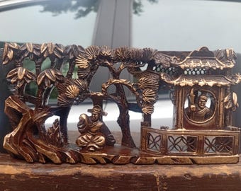 Relieve mural de 24 cm de altura "La casa y sus habitantes", tallado en madera de filigrana tridimensional procedente de China con detalles dorados, pieza de colección vintage.