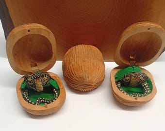 Cobra, figura de serpiente en miniatura, serpiente articulada en una cáscara de nuez, rareza