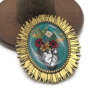 Broche ovale cabochon Coeur fleuri, Ex Voto image 3