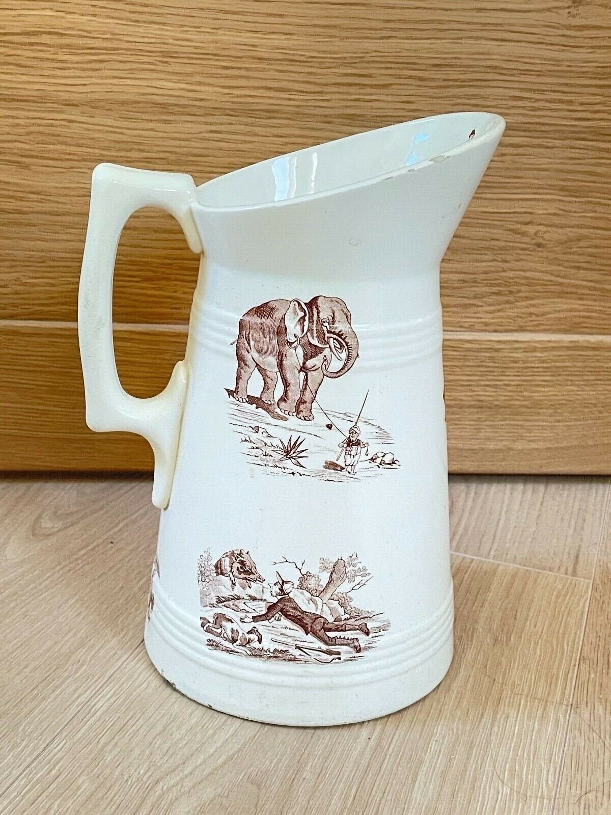 Grand Broc en Faience de Lunéville Théme Chasse Sanglier Eléphant Taureau