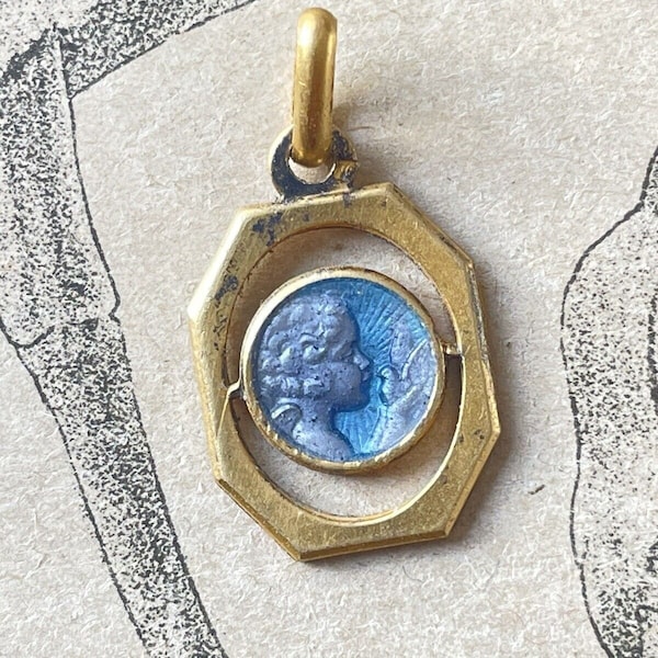 Ancien Pendentif Médaille en plaqué or et émail bleu Ange Angelot Bapteme