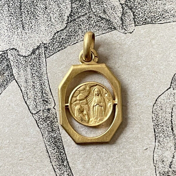 Ancien Pendentif Médaille en plaqué or Sainte Bernadette Lourdes Bapteme