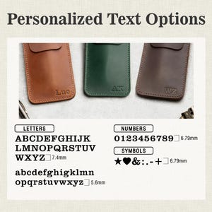 Pu&ograve; includere: L'immagine mostra le opzioni di testo personalizzate per le custodie per telefoni in pelle. Sono esposte tre custodie marroni, verdi e marrone scuro. L'immagine include esempi di lettere, numeri e simboli disponibili per la personalizzazione, con dimensioni dei caratteri in mm.