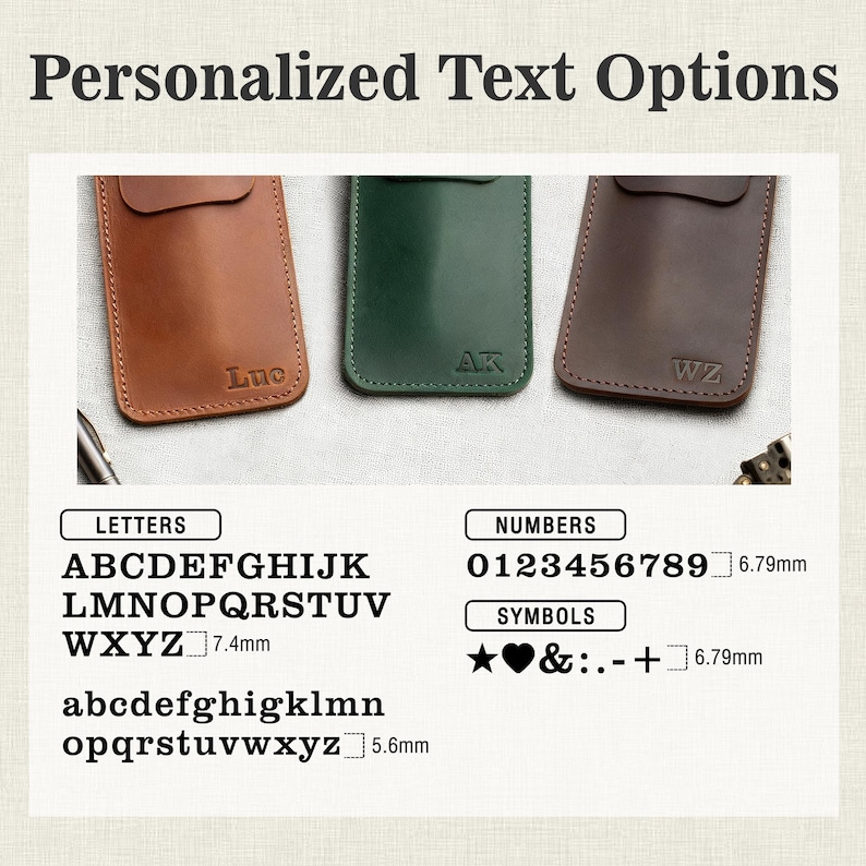 Pu&ograve; includere: L'immagine mostra le opzioni di testo personalizzate per le custodie per telefoni in pelle. Sono esposte tre custodie marroni, verdi e marrone scuro. L'immagine include esempi di lettere, numeri e simboli disponibili per la personalizzazione, con dimensioni dei caratteri in mm.