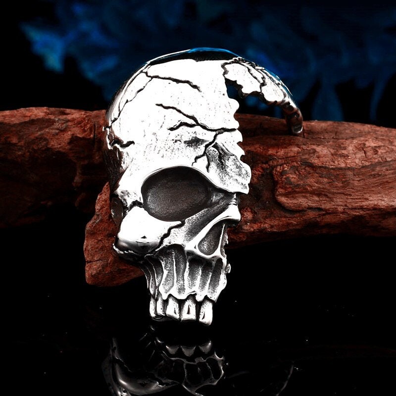 Gebrochener Half Skull aus 316L Edelstahl mit passender Halskette