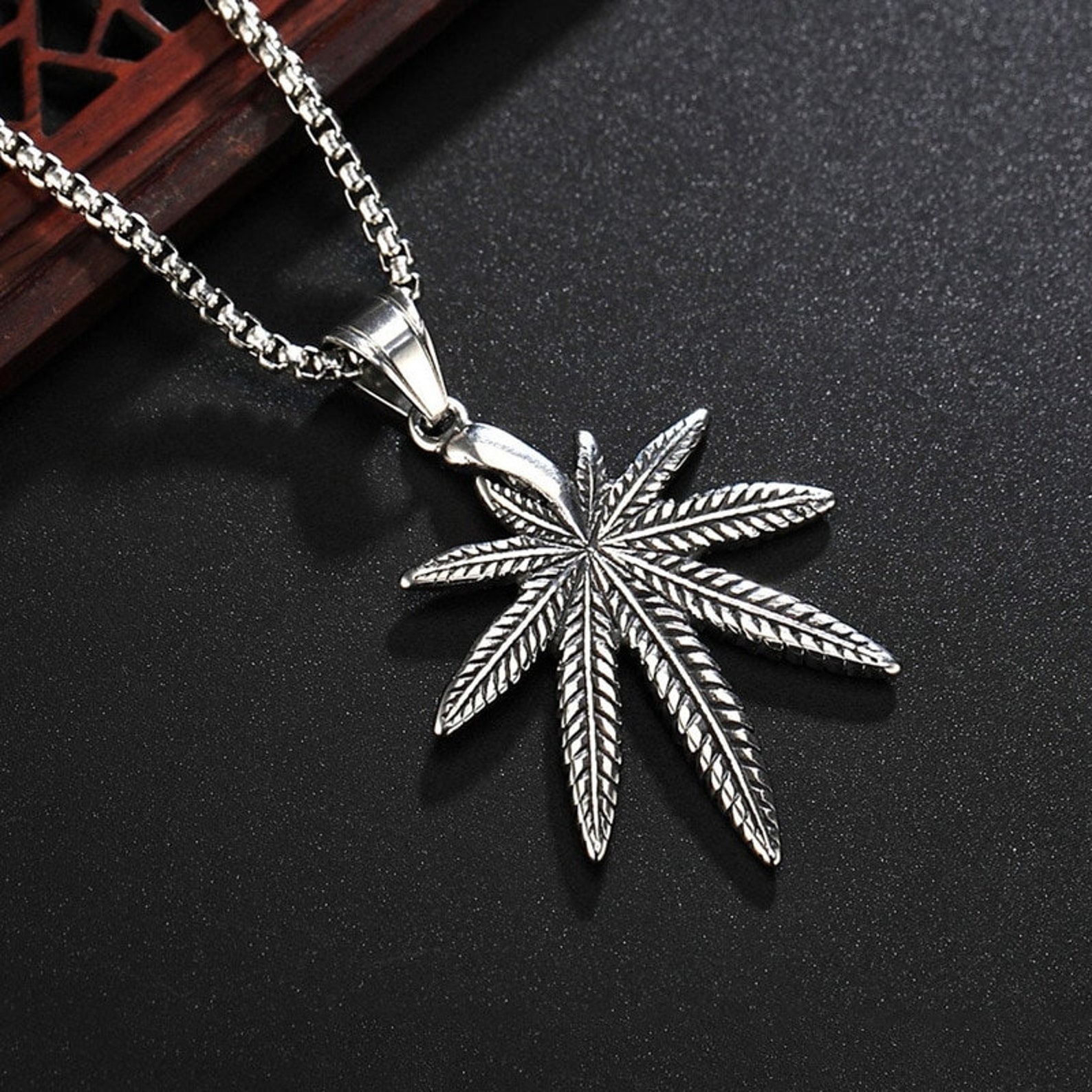 Cannabis Anhänger Aus Edelstahl - Hanfblatt Halskette