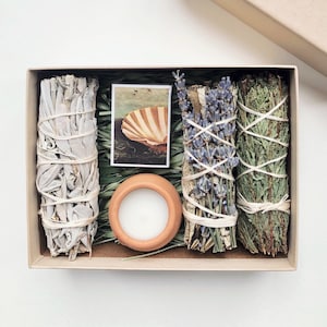 Home Blessing Kit – Reinigen & Entfernen von Negativer Energie – Smudge Kit (Salbei + Zeder + Yerba Santa) + Lavendel + Kerze + Streichholzschachtel