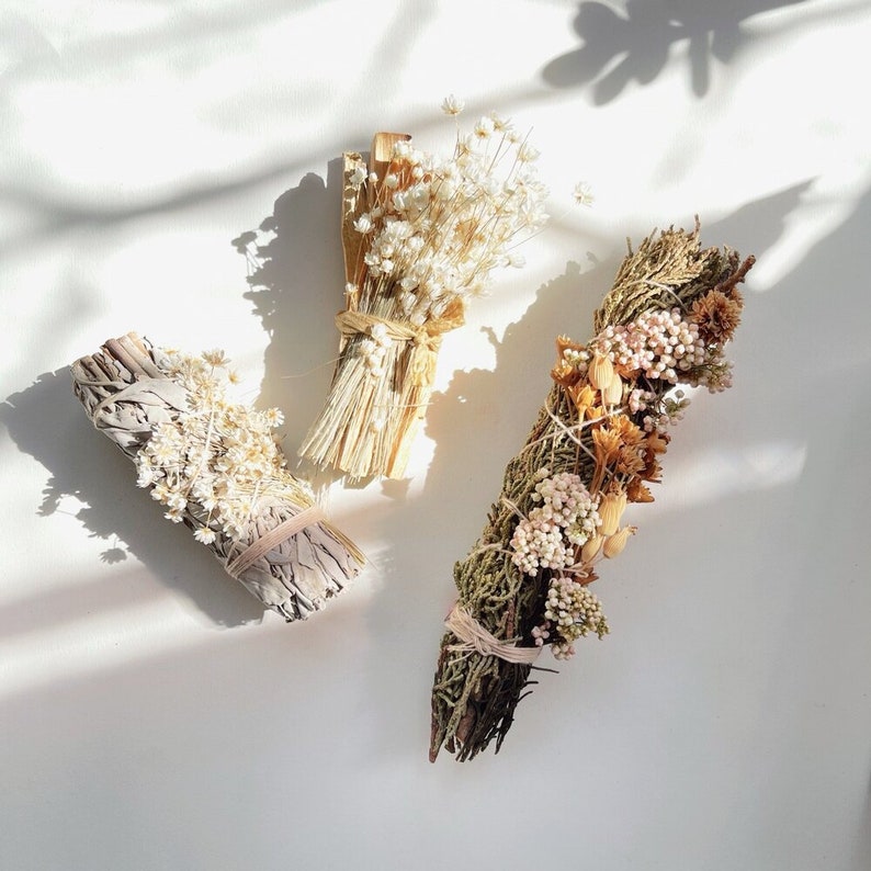Large Juniper Smudge Bundle with Selenite Crystal et Dried Flowers image 6