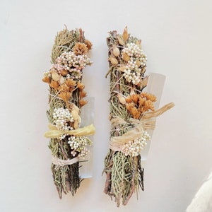 Large Juniper Smudge Bundle with Selenite Crystal et Dried Flowers image 2