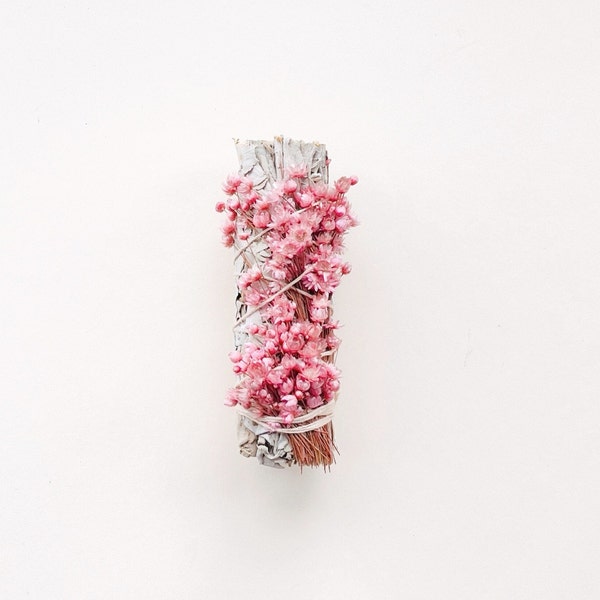 Bastoncino di sbavatura di salvia bianca e fiori secchi rosa