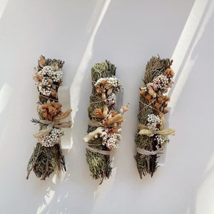 Large Juniper Smudge Bundle with Selenite Crystal et Dried Flowers image 4