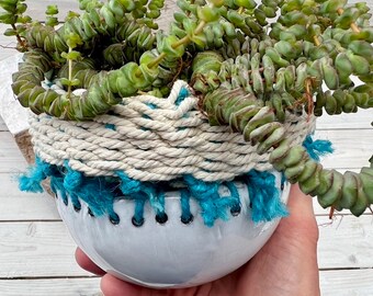 Keramische pot met geweven kraag