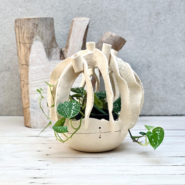 Rzeźbiarski ceramiczny kosz na rośliny