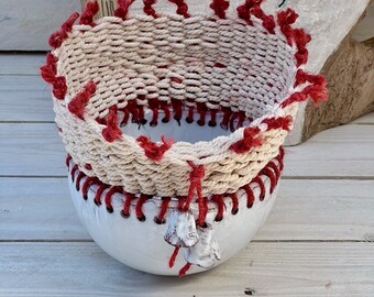 Maceta de cerámica con collar tejido