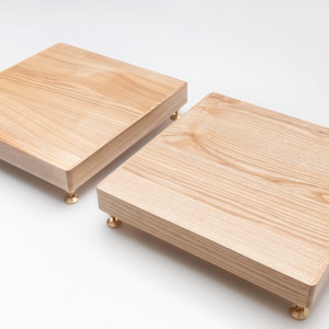 2 pieces. Speaker Isolation Stand Sturdy. Shelf acoustic system vibration decoupling on brass spikes. Audio stand