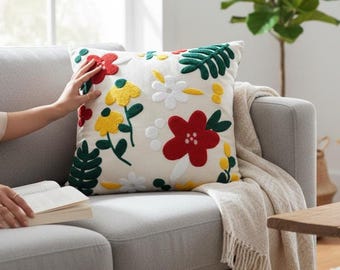 Blommig tuftad prydnadskudde • Kudde med folkkonstblommor • Färgglad texturerad heminredning