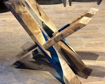 Handgefertigte X-förmige Tischbeine aus Eichenholz: Rustikaler, moderner Ess- oder Couchtisch